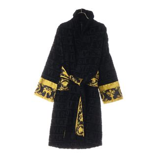 ヴェルサーチ(VERSACE)のVERSACE ヴェルサーチ 袖メデューサ ロゴ総柄 バスローブ ガウン ブラック/イエロー ZACJ00008(フライトジャケット)