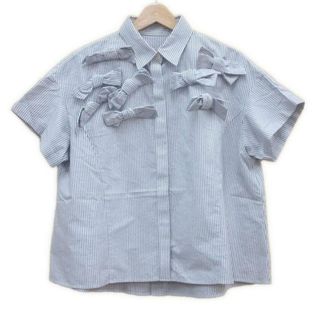 SEVEN TEN by MIHO KAWAHITO(セブンテン バイミホカワヒト) 半袖シャツブラウス サイズM レディース美品  - 白×ネイビー ストライプ/リボン(シャツ/ブラウス(半袖/袖なし))