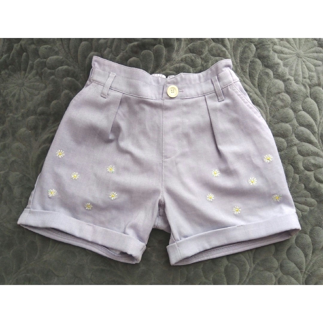 mezzo piano(メゾピアノ)のmezzo piano 小花刺繍　ショートパンツ　サイズ130cm キッズ/ベビー/マタニティのキッズ服女の子用(90cm~)(パンツ/スパッツ)の商品写真