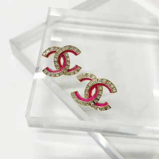 シャネル(CHANEL)のM12173 シャネル ピアス ココマーク ラインストーン ゴールド ピンク(ピアス)
