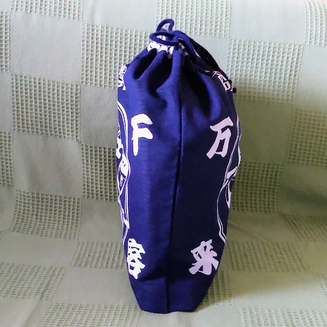 招き猫の巾着袋〈紺色〉　体操服袋　着替え入れ　ハンドメイド ハンドメイドのファッション小物(ポーチ)の商品写真