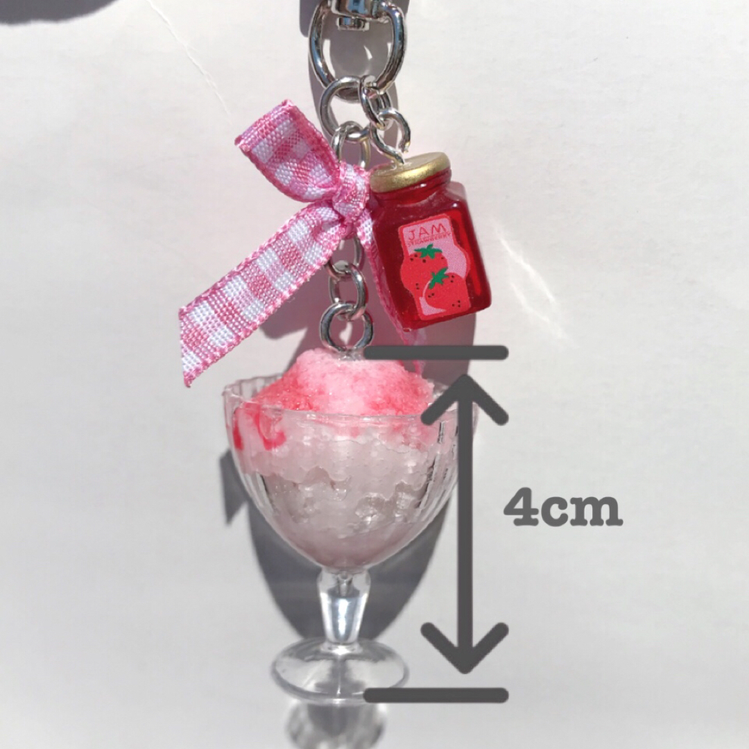 Ｎｏ．1  ハンドメイド かき氷 いちご練乳 キーホルダー チャーム ✩.*˚ ハンドメイドのアクセサリー(キーホルダー/ストラップ)の商品写真