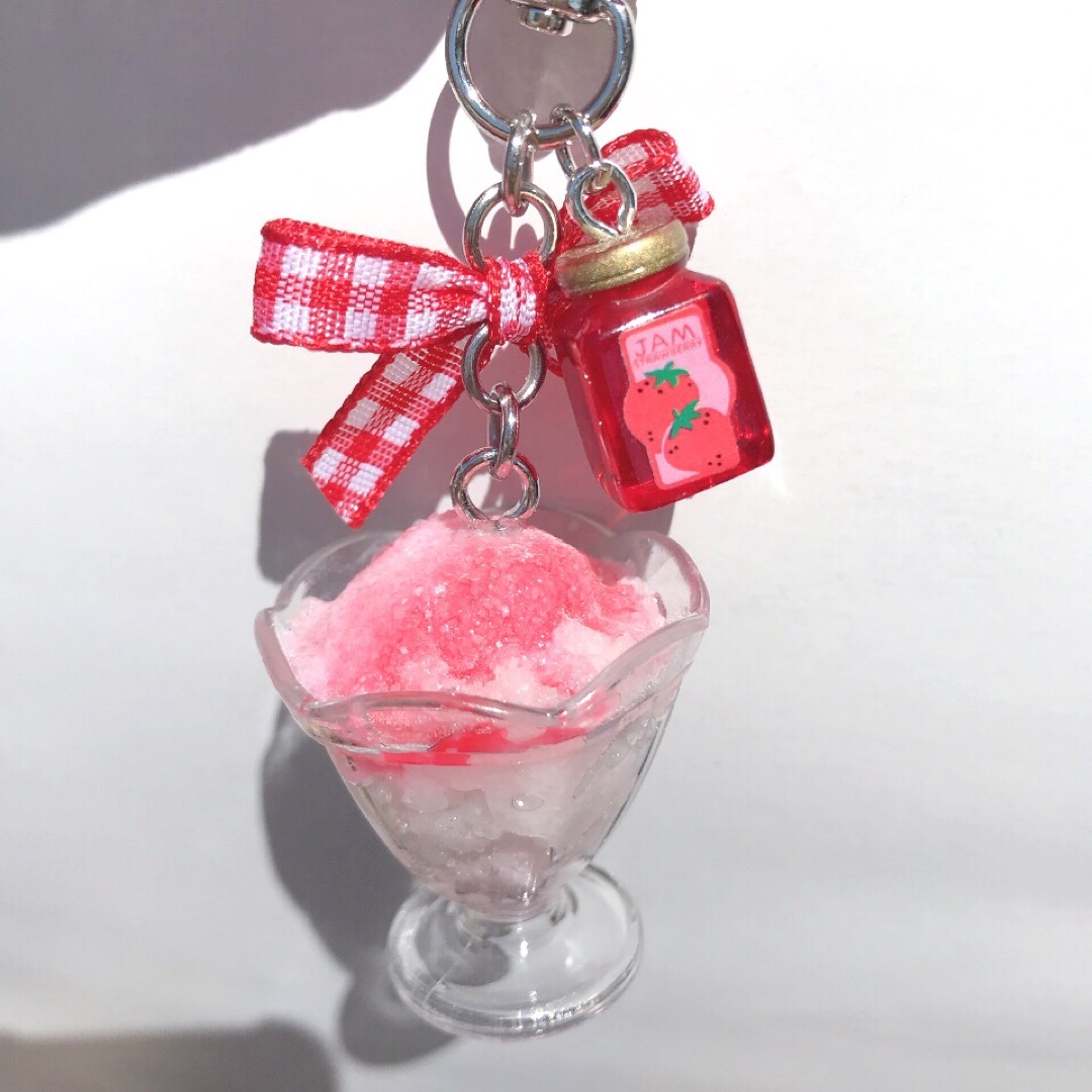 Ｎｏ．3  ハンドメイド かき氷 いちご練乳 キーホルダー チャーム ✩.*˚ ハンドメイドのアクセサリー(キーホルダー/ストラップ)の商品写真