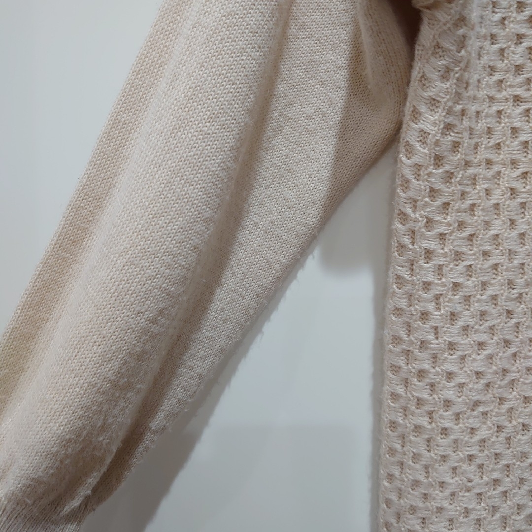 NATURAL BEAUTY BASIC(ナチュラルビューティーベーシック)の【要修理】 Natural Beauty Basic ニット Mサイズ ベージュ レディースのトップス(ニット/セーター)の商品写真