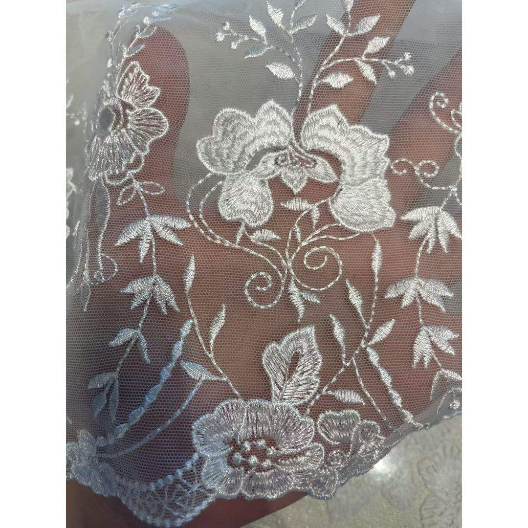2025年夏新作 s3055 3m 白　花柄　可愛い　上品刺繍レース生地 ハンドメイドの素材/材料(生地/糸)の商品写真
