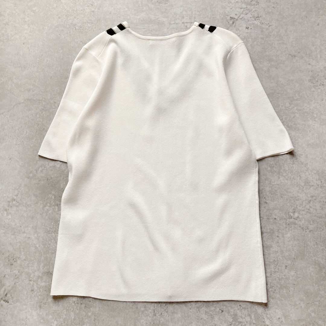 MADAM JOCONDE(マダムジョコンダ)の美品 マダムジョコンダ リボンビジュー装飾 アンサンブルニット ホワイト 40 レディースのトップス(アンサンブル)の商品写真
