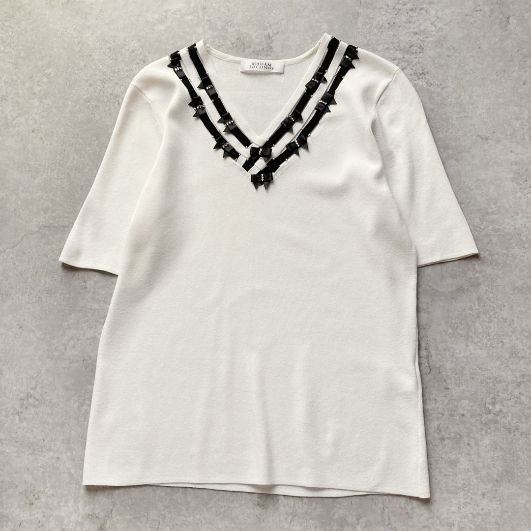 MADAM JOCONDE(マダムジョコンダ)の美品 マダムジョコンダ リボンビジュー装飾 アンサンブルニット ホワイト 40 レディースのトップス(アンサンブル)の商品写真