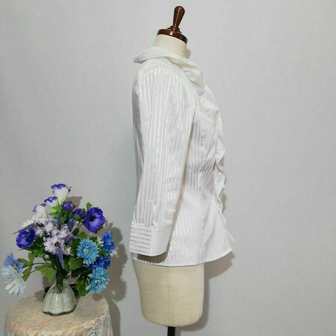NARACAMICIE(ナラカミーチェ)のナラカミーチェ　新品レベル　ストレッチ有り　シルバー色系ストライプ柄　Ｓサイズ レディースのトップス(シャツ/ブラウス(長袖/七分))の商品写真