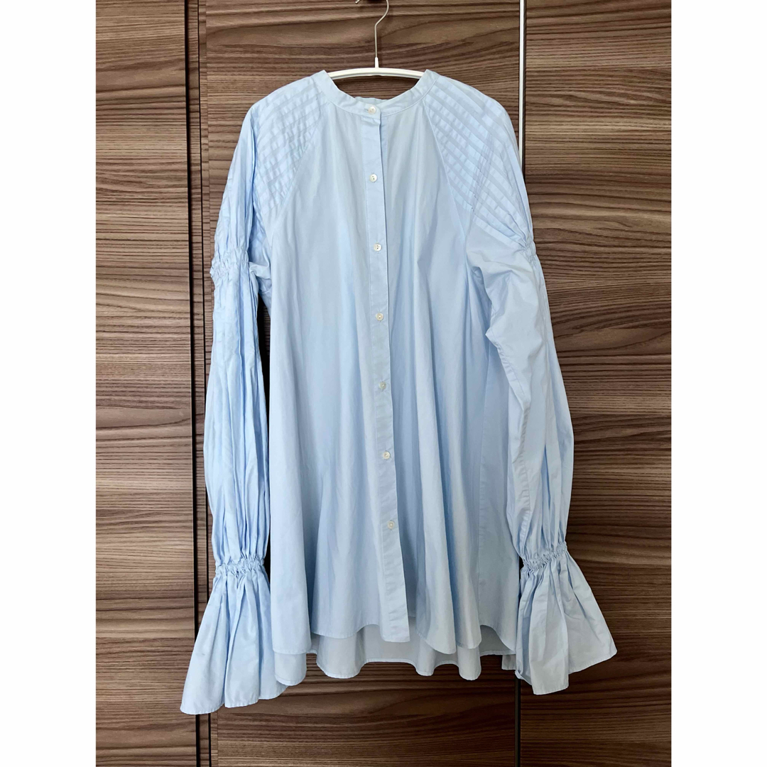 ETRE TOKYO(エトレトウキョウ)のETRE TOKYO キャンディースリーブタックシャツ blue レディースのトップス(シャツ/ブラウス(長袖/七分))の商品写真