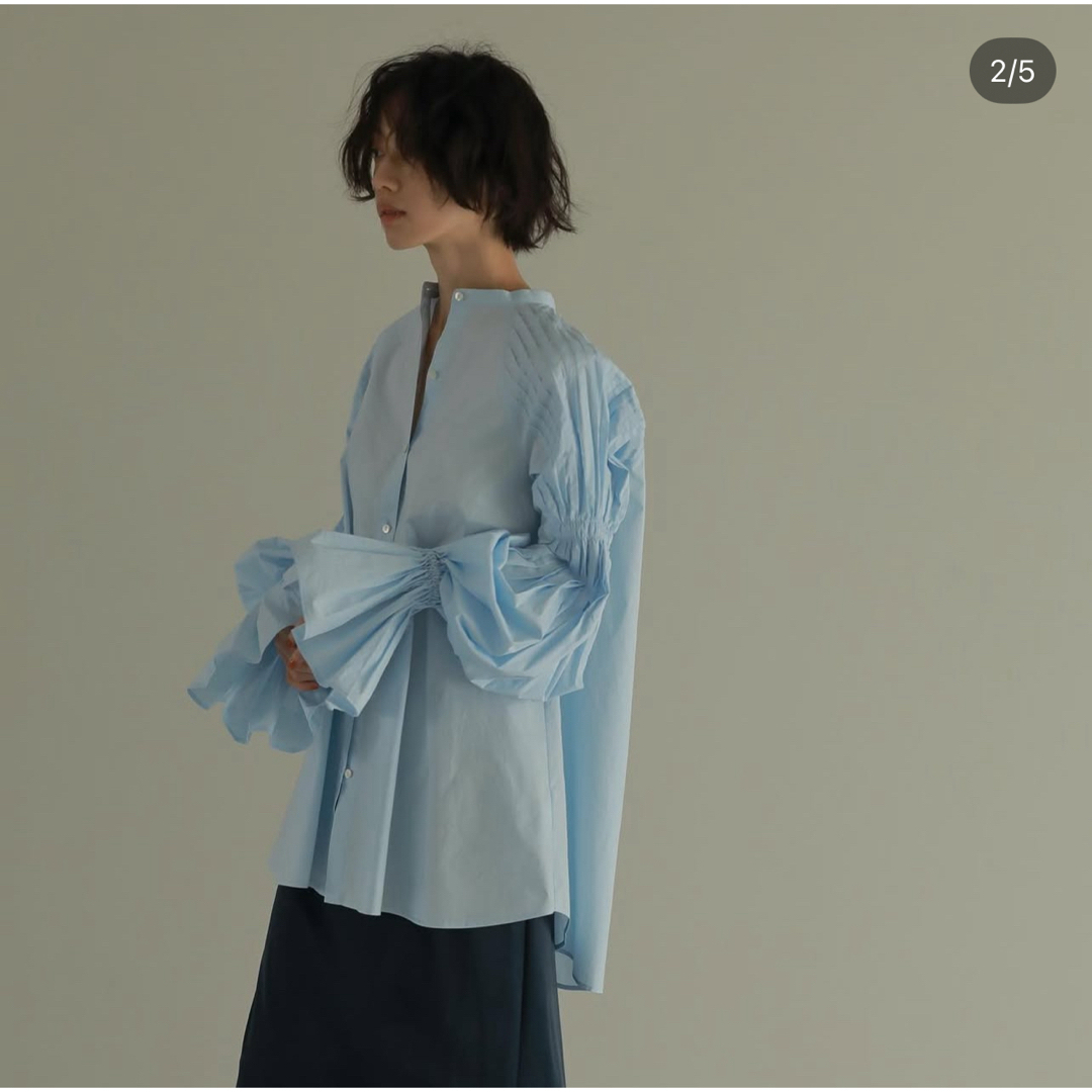 ETRE TOKYO(エトレトウキョウ)のETRE TOKYO キャンディースリーブタックシャツ blue レディースのトップス(シャツ/ブラウス(長袖/七分))の商品写真