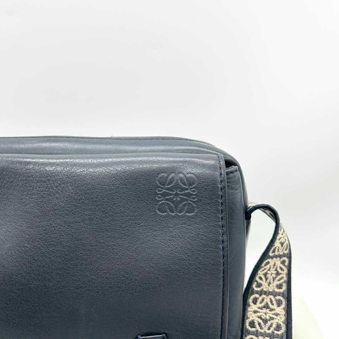 LOEWE(ロエベ)のLOEWE ロエベ レザー ミリタリーメッセンジャー バッグ XS メンズのバッグ(メッセンジャーバッグ)の商品写真