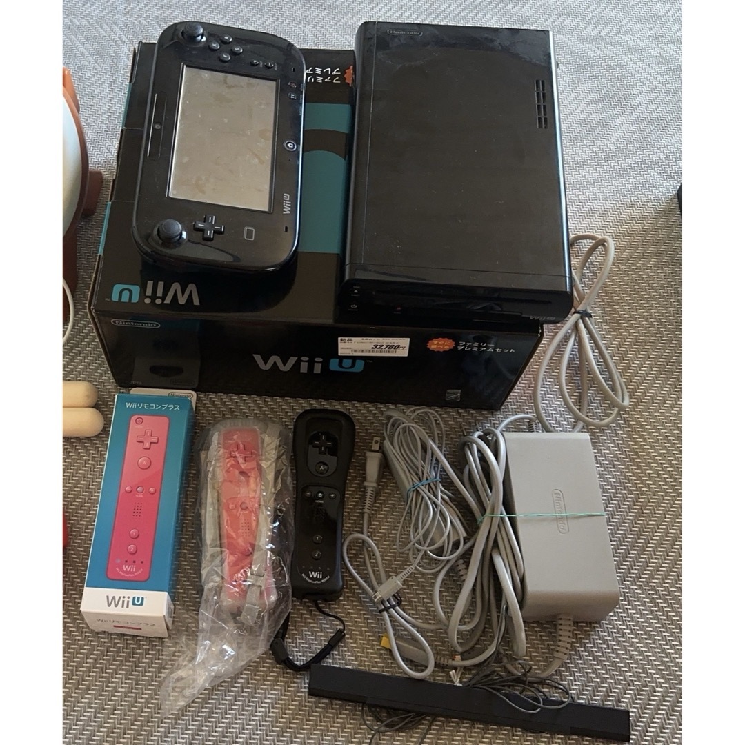 Wii U(ウィーユー)のWii U 本体　クロ　コントローラーセット エンタメ/ホビーのゲームソフト/ゲーム機本体(家庭用ゲーム機本体)の商品写真