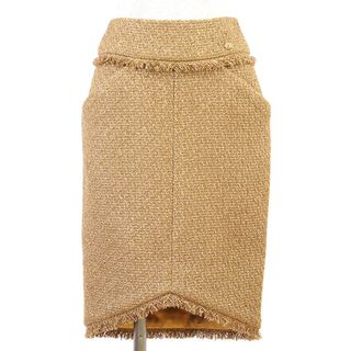 シャネル(CHANEL)の【未使用】CHANEL シャネル スカート P61751 ツイード メタリック ラメ フリンジボトム シグネチャー ロゴ COCOマーク チャーム ウール混 ボトムス ハンガー/ガーメント付属 レディース サイズ 36 ゴールド 金 フランス製 カール・ラガーフェルド期(その他)