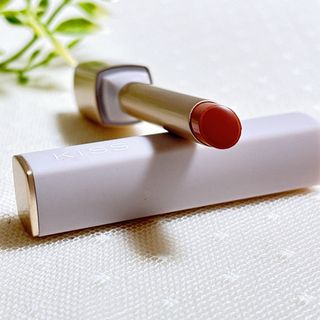 イセハン(伊勢半)の♡新品未使用♡Kiss リップアロー 極細 01 たまゆらベージュ うるおい成分(口紅)