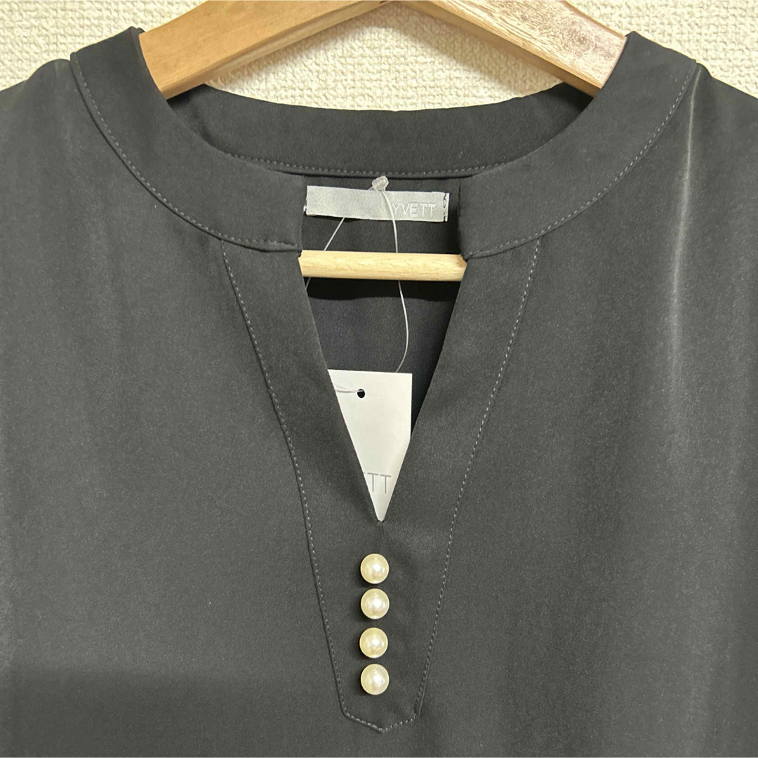 コストコ(コストコ)の【新品】パール付きシャツMサイズ　被るシャツ　黒　Ｖネック　冠婚葬祭 レディースのトップス(シャツ/ブラウス(半袖/袖なし))の商品写真