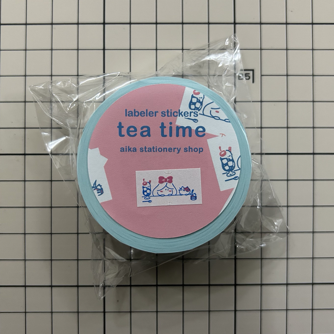 《あいかの文具ショップ》ラベラーシール〈tea time〉巻売り インテリア/住まい/日用品の文房具(シール)の商品写真