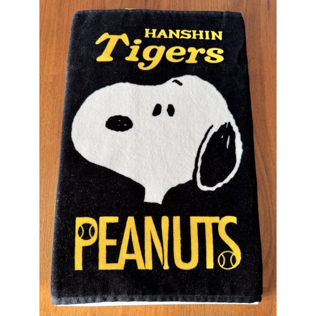 阪神タイガース × スヌーピー コラボ フェイスタオル  スポーツ/アウトドアの野球(記念品/関連グッズ)の商品写真