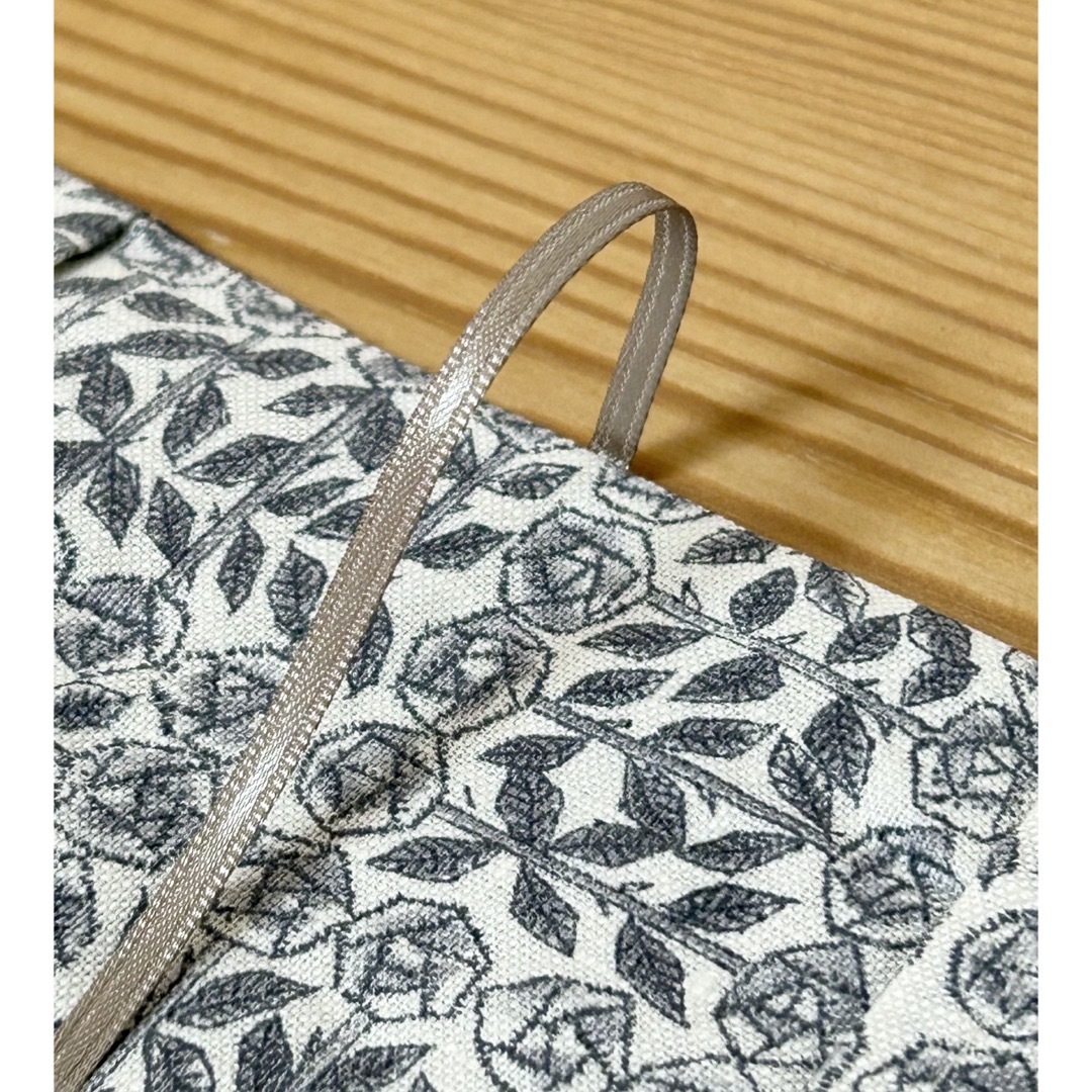 mina perhonen(ミナペルホネン)のハンドメイド ブックカバー 文庫本 carnival ネイビー ミナペルホネン ハンドメイドの文具/ステーショナリー(ブックカバー)の商品写真