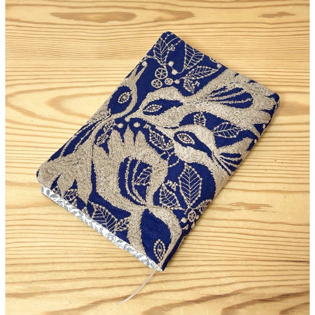 mina perhonen(ミナペルホネン)のハンドメイド ブックカバー 文庫本 carnival ネイビー ミナペルホネン ハンドメイドの文具/ステーショナリー(ブックカバー)の商品写真