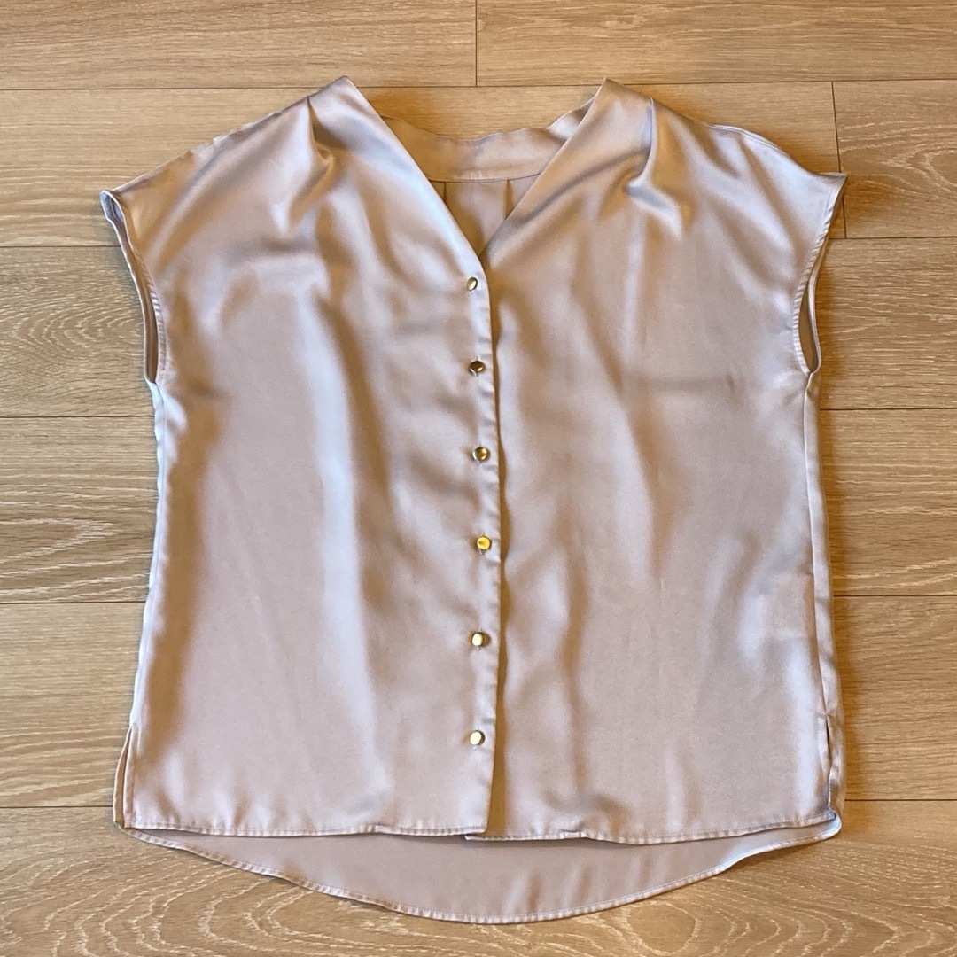 BABYLONE(バビロン)のBABYLONE サテンフレンチブラウス ベージュ M レディースのトップス(シャツ/ブラウス(半袖/袖なし))の商品写真