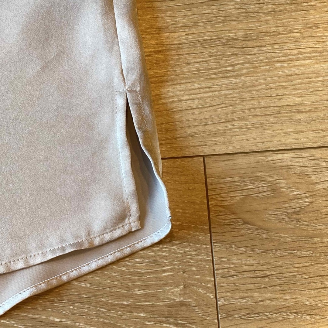 BABYLONE(バビロン)のBABYLONE サテンフレンチブラウス ベージュ M レディースのトップス(シャツ/ブラウス(半袖/袖なし))の商品写真
