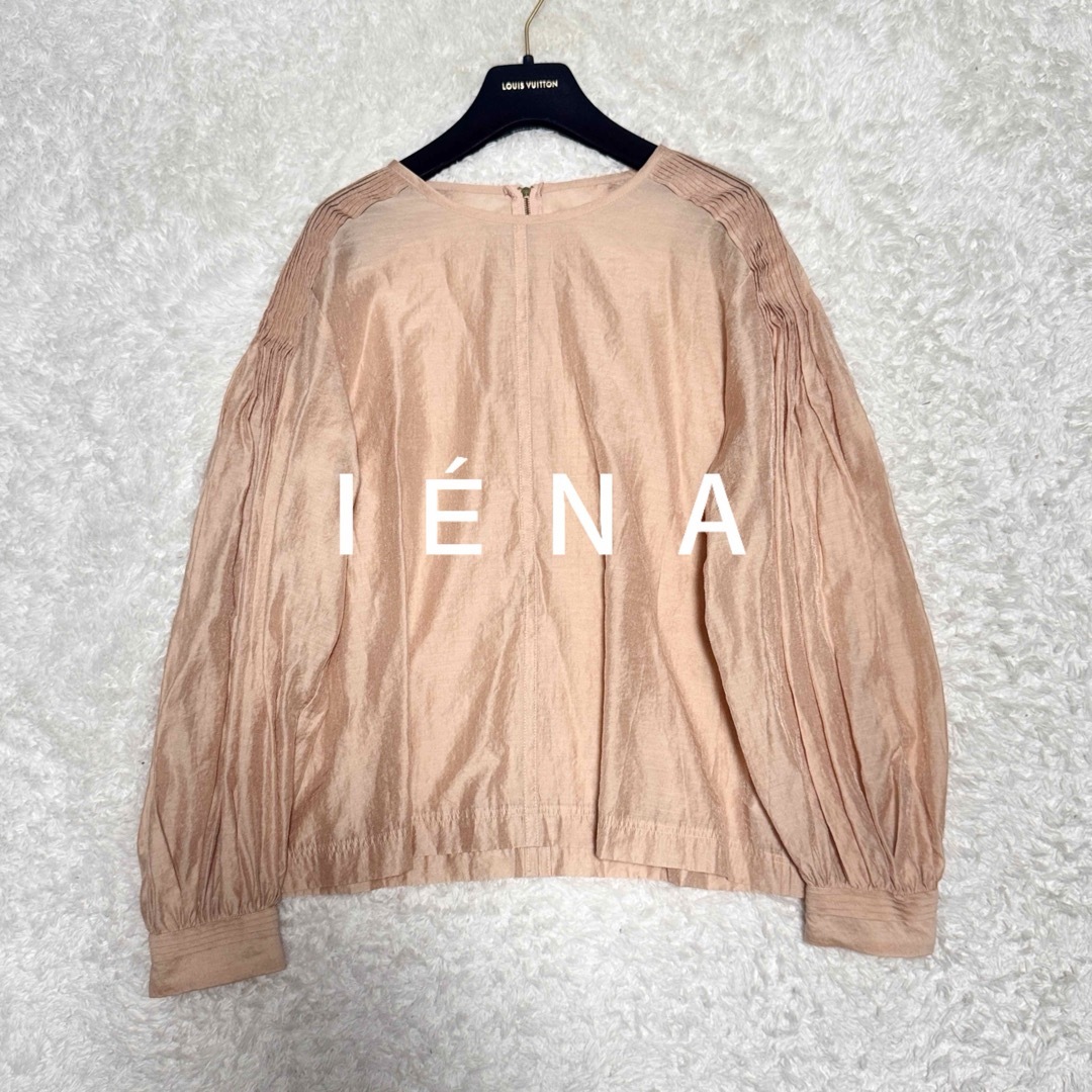 IENA(イエナ)の24年 美品 IENA イエナ タック ショルダー ボリュームブラウス シルク混 レディースのトップス(シャツ/ブラウス(長袖/七分))の商品写真
