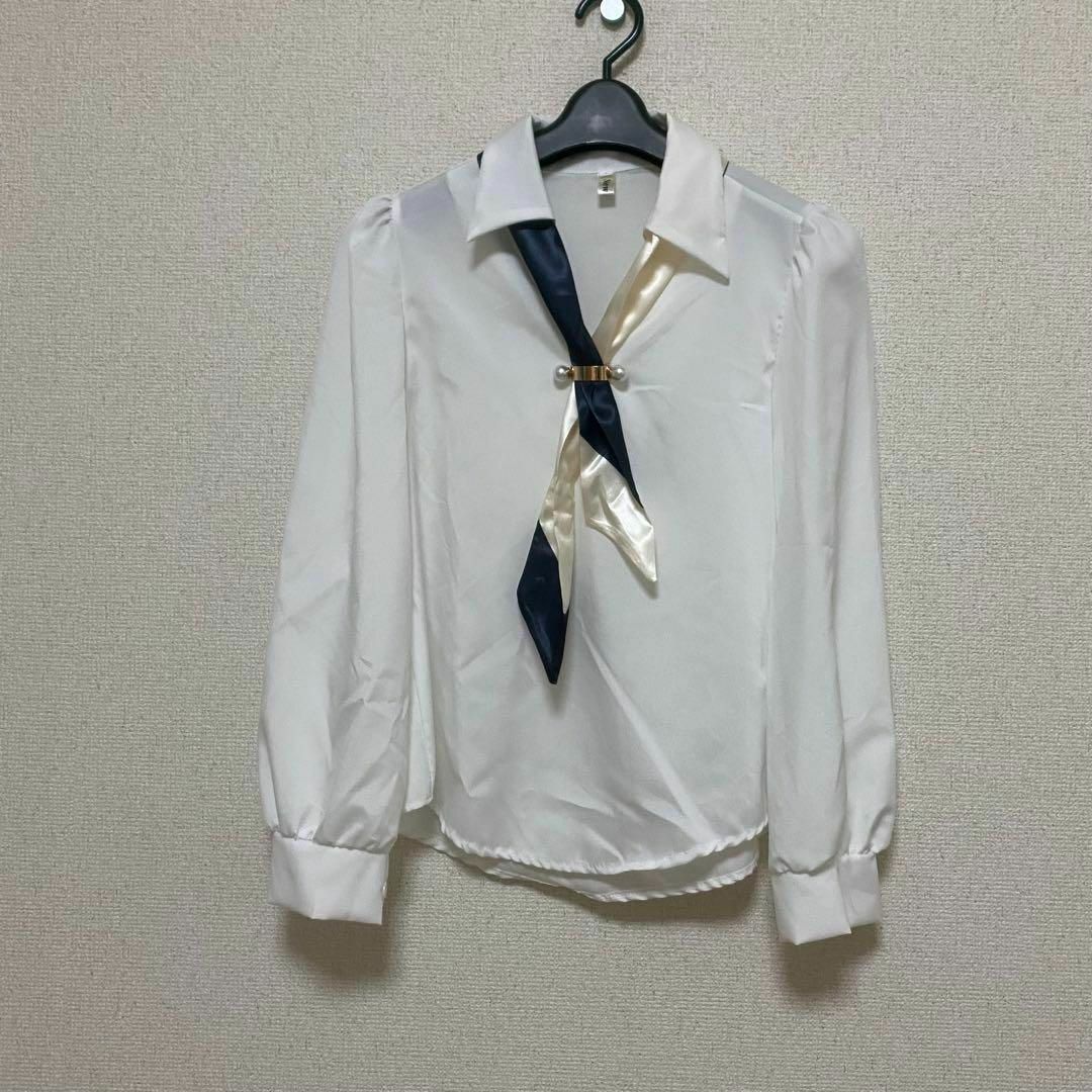 リボン付きホワイトブラウス　オフィス　キレイめ　長袖 レディースのトップス(シャツ/ブラウス(長袖/七分))の商品写真