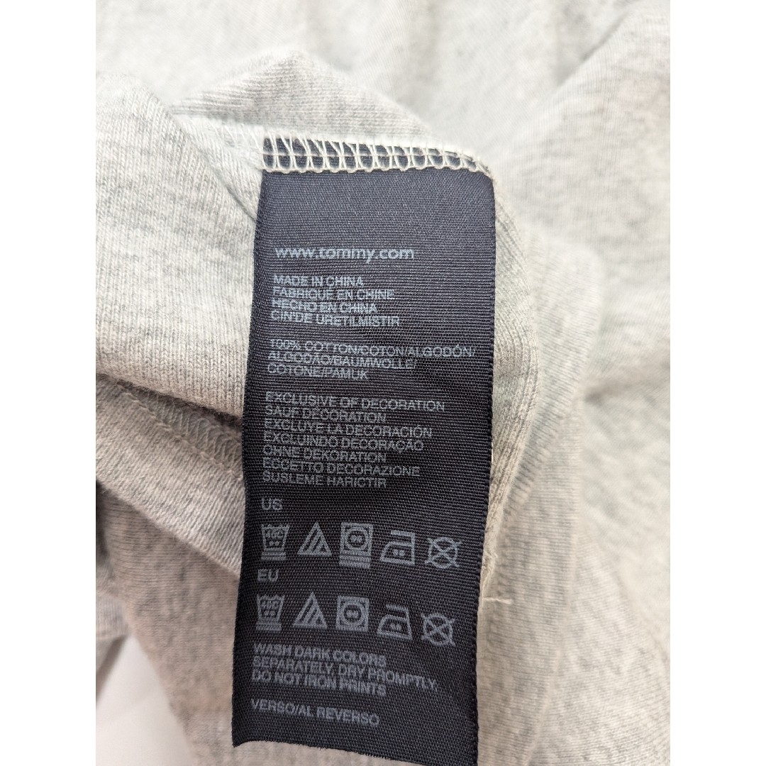 TOMMY HILFIGER(トミーヒルフィガー)のTOMMY HILFIGER グレー Vネック Tシャツ Sサイズ レディースのトップス(Tシャツ(半袖/袖なし))の商品写真