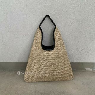 即発送⭐️メッシュ ストロー素材 オシャレ トライアングル バッグ カゴバッグ(かごバッグ/ストローバッグ)