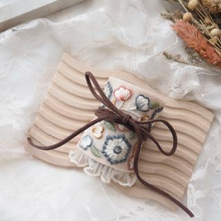 【インド刺繍リボン】2wayポニーフック　ヘアカフ　フラワー　くすみピンク
