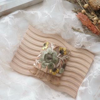 【インド刺繍リボン】ポニーフック　ヘアカフ　フラワー　ベージュ　ブラウン