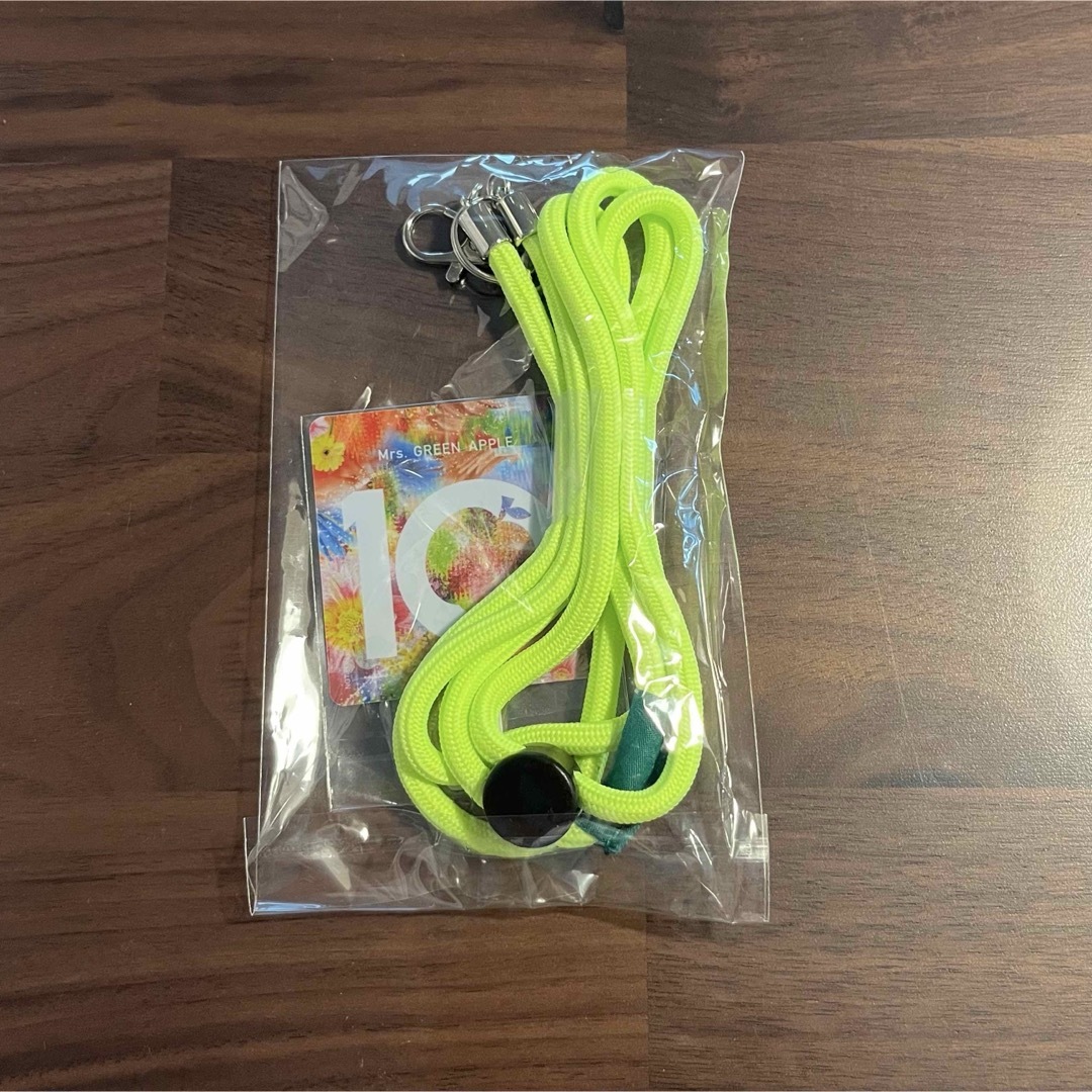 【新品未使用】Mrs.GREEN APPLE スマホショルダー ミセス 10 エンタメ/ホビーのタレントグッズ(ミュージシャン)の商品写真