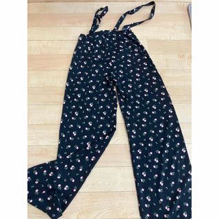 花柄オーバーオールパンツ 黒色(サロペット/オーバーオール)