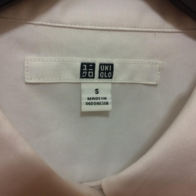 UNIQLO(ユニクロ)のユニクロ 白 シャツ S レディースのトップス(シャツ/ブラウス(長袖/七分))の商品写真