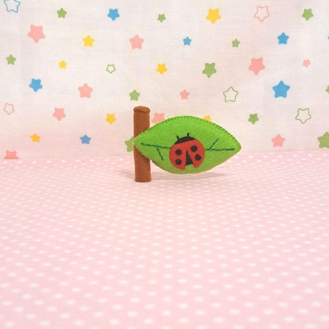 りんご　てんとう虫葉っぱ　フェルトワッペン　カラー帽子　デコ ハンドメイドのキッズ/ベビー(ファッション雑貨)の商品写真