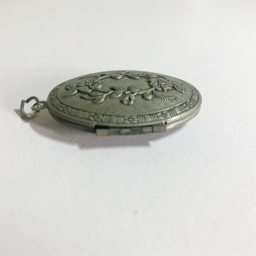 ペンダントトップ　ヨーロッパ　アクセサリー　ロケット　シンプル  レディースのアクセサリー(チャーム)の商品写真