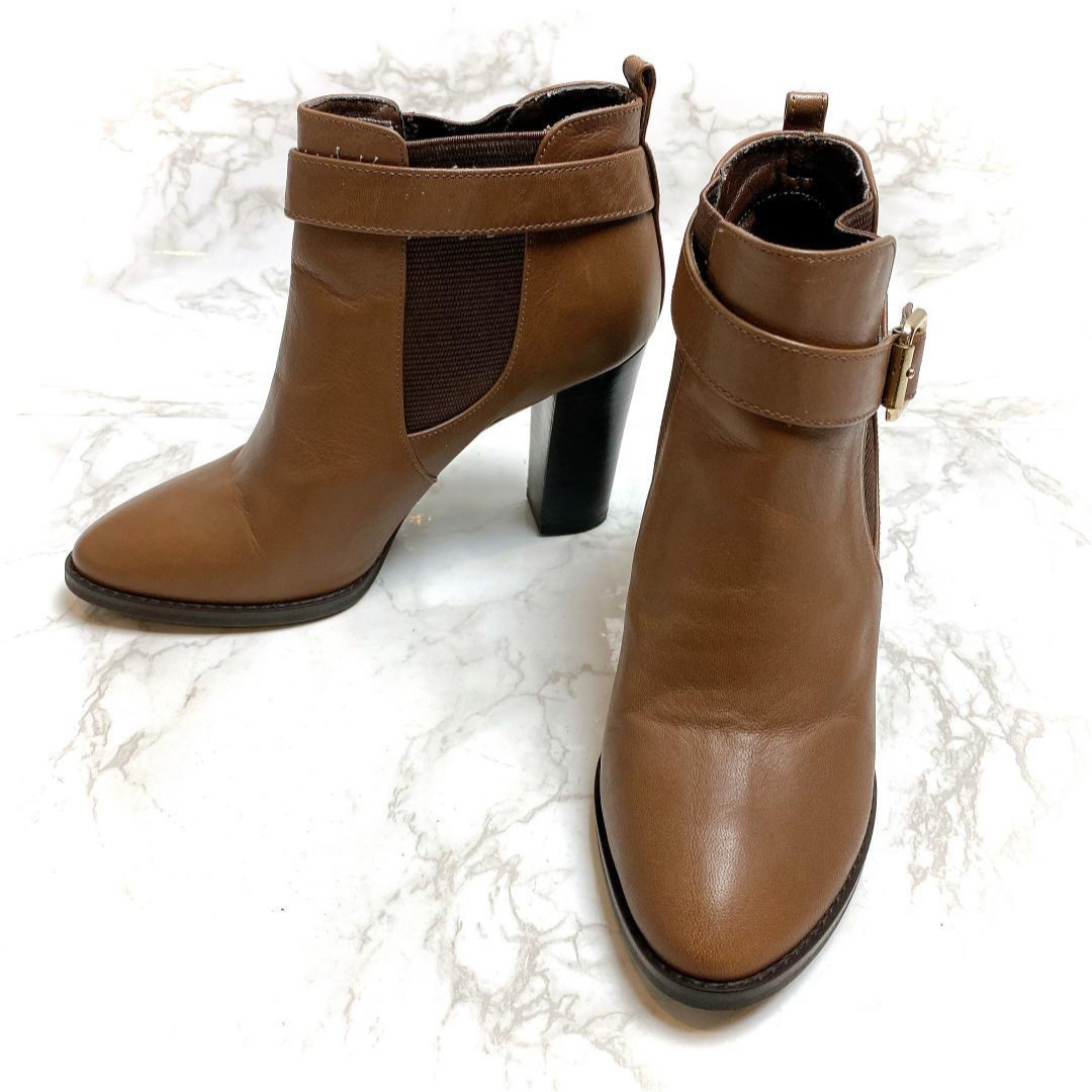 DIANA(ダイアナ)の美品 ダイアナ ショートブーツ 22.5 サイドゴア ベルト ヒール ブーティ レディースの靴/シューズ(ブーティ)の商品写真