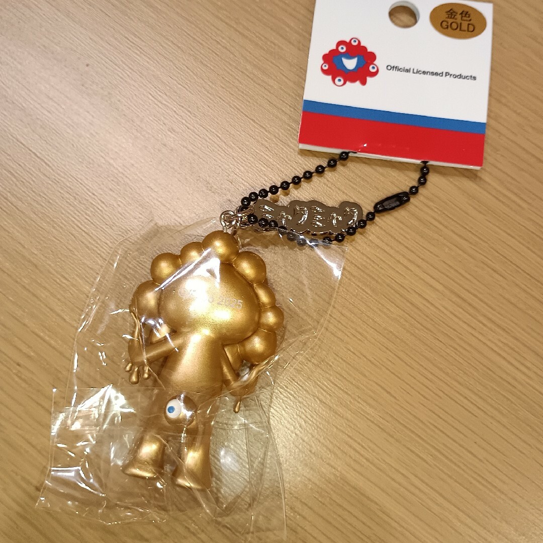 EXPO2025万博　ミャクミャク プレート付きキーホルダー　ゴールド　金 エンタメ/ホビーのおもちゃ/ぬいぐるみ(キャラクターグッズ)の商品写真