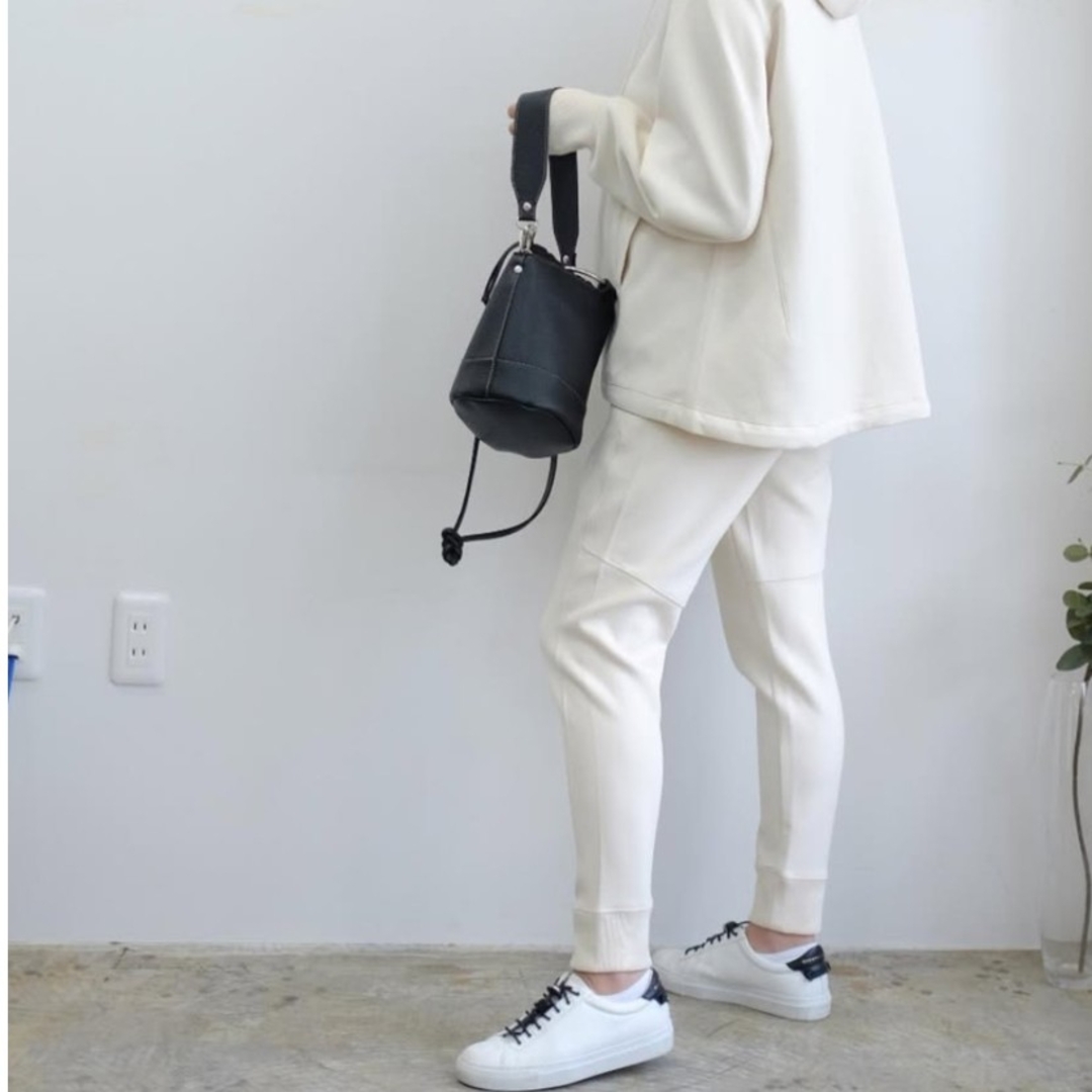 JIL SANDER(ジルサンダー)の新品☆タグ付き　ユニクロ✕＋Ｊ　ドライスウェットパンツ　Ｍサイズ レディースのパンツ(カジュアルパンツ)の商品写真