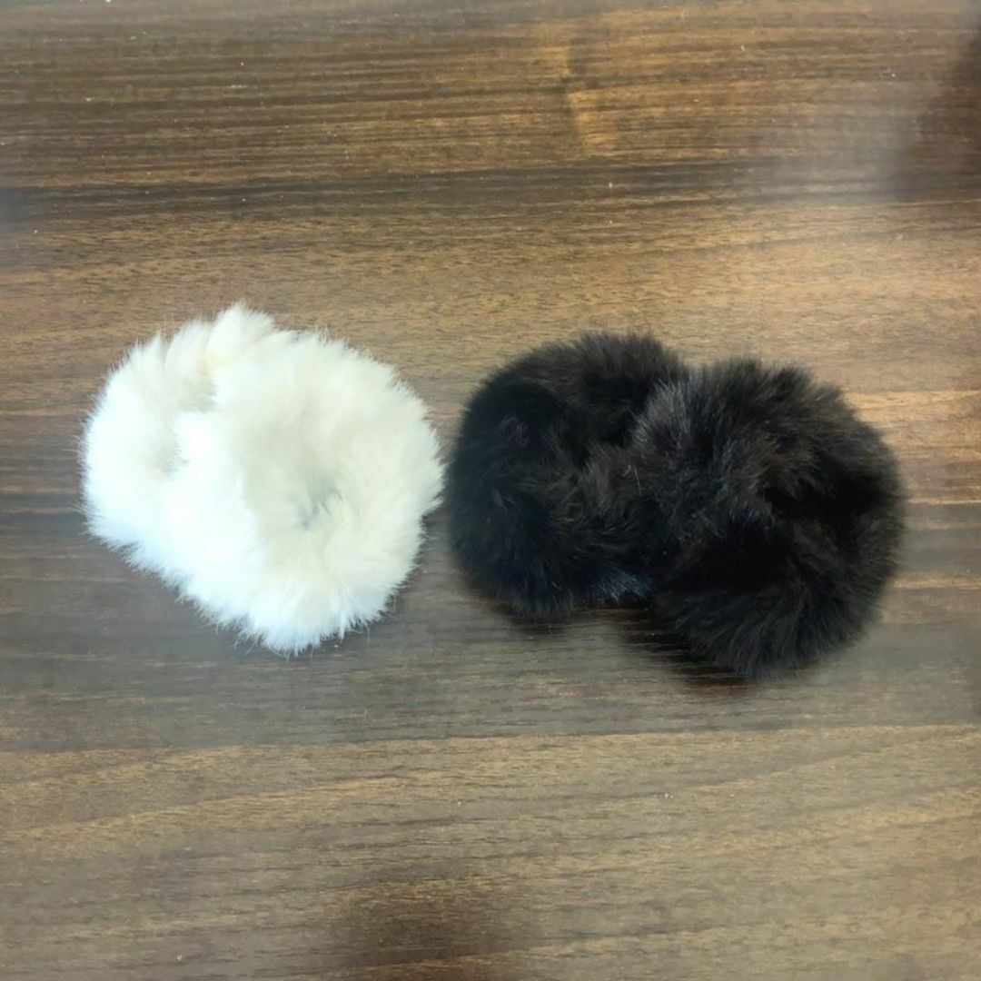 ファー ヘアゴム ホワイト フェイクファー シュシュ 2個セット ふわふわ 白 レディースのヘアアクセサリー(ヘアゴム/シュシュ)の商品写真