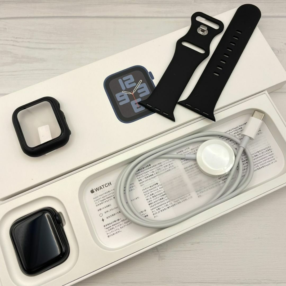 Apple Watch(アップルウォッチ)の【美品】BT100％ SE2 アップルウォッチ カバー＋バンド＋充電器 メンズの時計(腕時計(デジタル))の商品写真