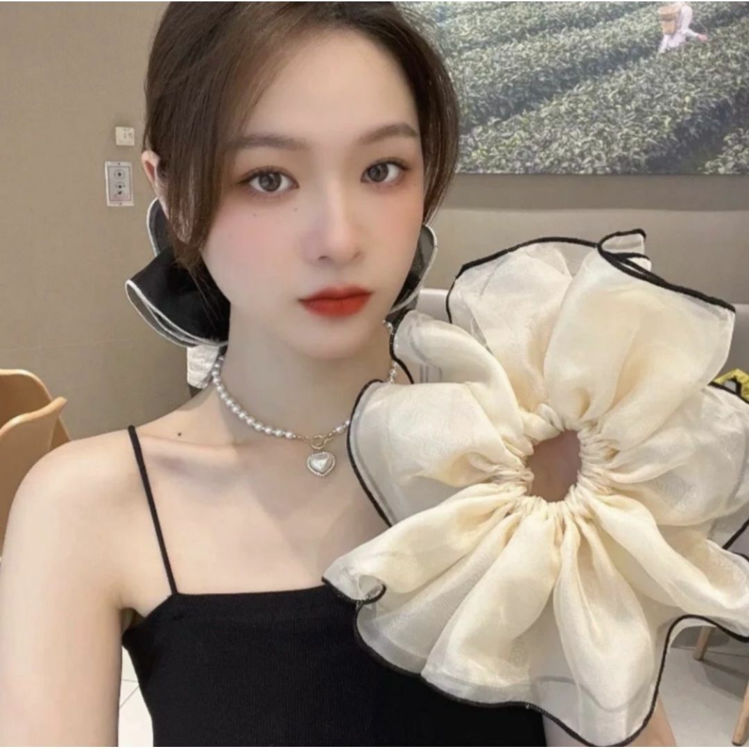 セール★ビッグシュシュ ヘアゴム ベージュ おしゃれ BIG 韓国 可愛い レディースのヘアアクセサリー(ヘアゴム/シュシュ)の商品写真
