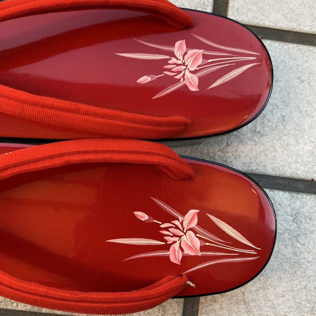 未使用品　赤い花柄 草履 和装履物 レディースの靴/シューズ(下駄/草履)の商品写真