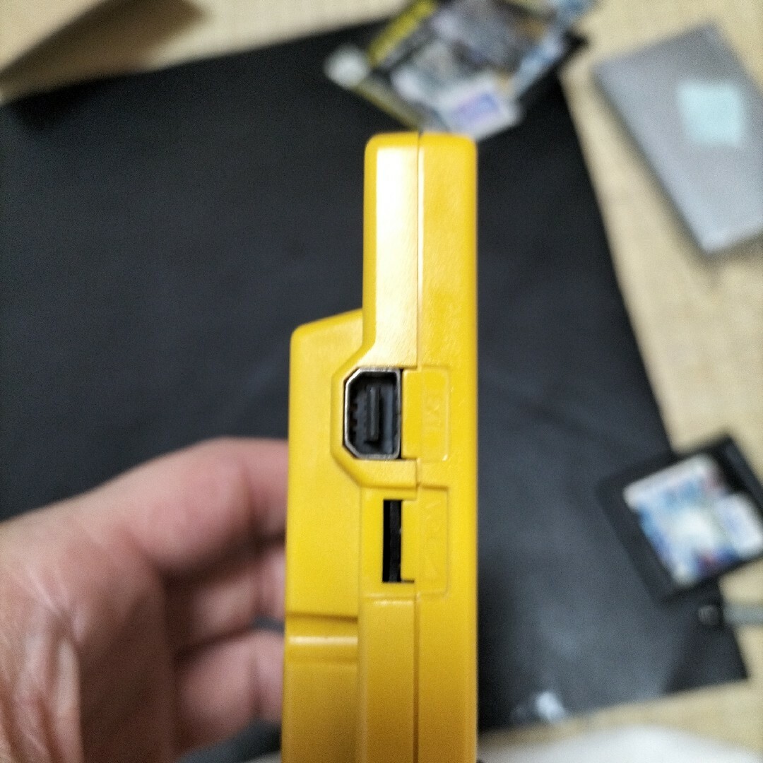 GAME BOY Pocket イエロー ゲームボーイポケット本体未使用　新 エンタメ/ホビーのゲームソフト/ゲーム機本体(携帯用ゲーム機本体)の商品写真
