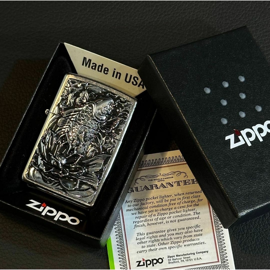 ★USA直輸入 ZIPPO 昇り鯉 立体彫り 蓮 滝登り メタル 貼 m551 メンズのファッション小物(タバコグッズ)の商品写真