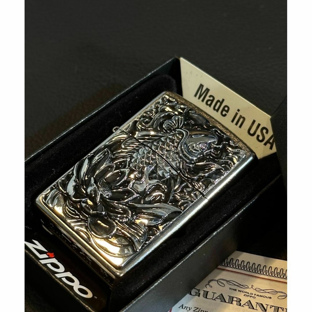 ★USA直輸入 ZIPPO 昇り鯉 立体彫り 蓮 滝登り メタル 貼 m551 メンズのファッション小物(タバコグッズ)の商品写真