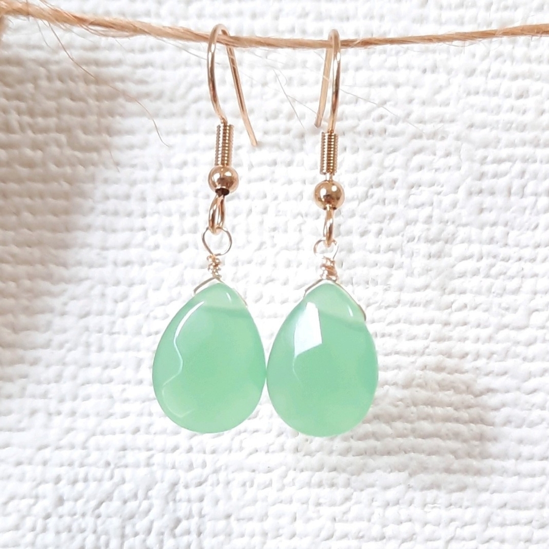グリーンジェイドの天然石一粒ピアス　サージカルステンレス ハンドメイドのアクセサリー(ピアス)の商品写真
