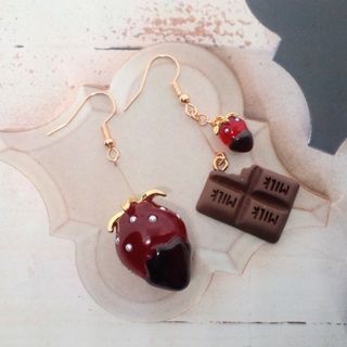 苺チョコピアス（レッド×チョコ）(ピアス)