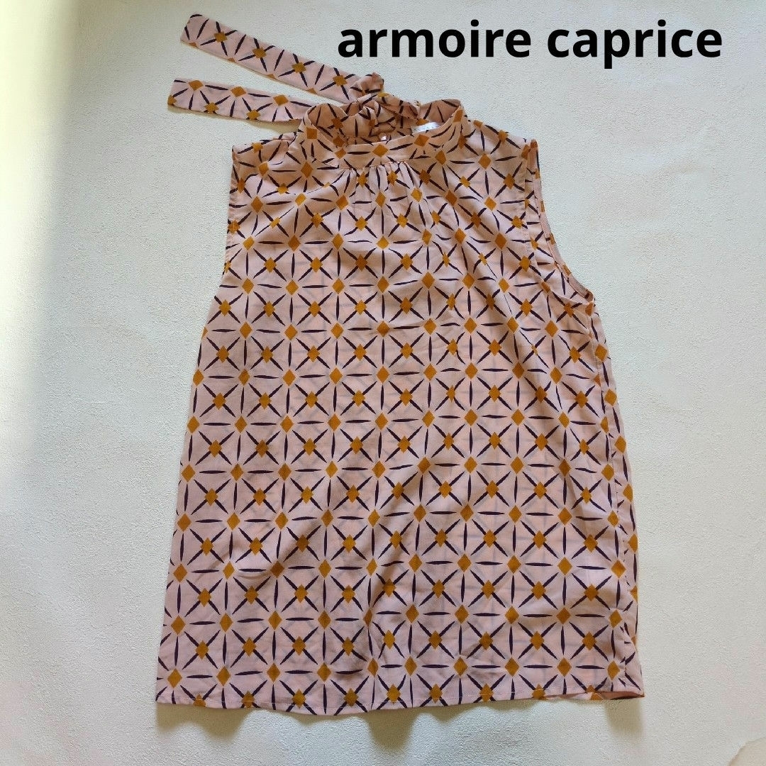 armoire caprice(アーモワールカプリス)のアーモワールカプリス ANONYME バックリボン幾何ブラウス レディースのトップス(シャツ/ブラウス(半袖/袖なし))の商品写真