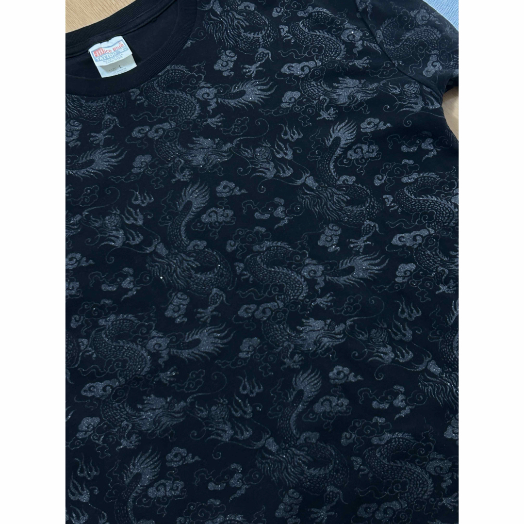 美品　ICE BLUE TATTOO ラメ入りドラゴン総柄　半袖Tシャツ　L メンズのトップス(Tシャツ/カットソー(半袖/袖なし))の商品写真